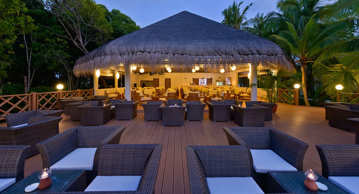 Quầy bar nhìn ra không gian hồ | Dreamland Resort