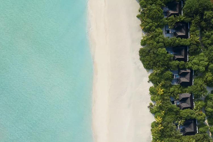 Biệt thự Deluxe có hồ bơi trển bãi biển | Movenpick Resort Kuredhivaru Maldives